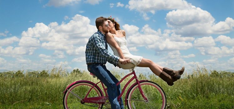 Comment savoir s’il m’aime ? couple complice en velo